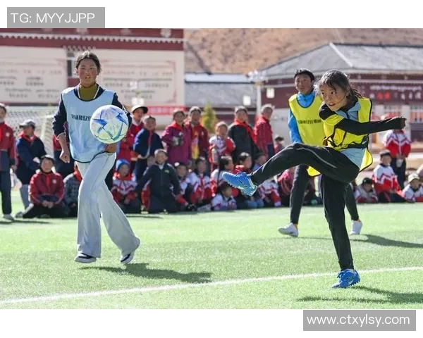 雪中奔跑的足球明星们在寒冷天气中坚持锻炼展现不屈精神 雪中奔跑的足球明星们在寒冷天气中坚持锻炼展现不屈精神